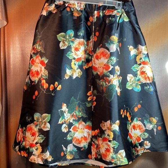 Size L Lara full black skirt with flowers. 30” waist. More like a medium. 125‎ - Picture 3 of 4